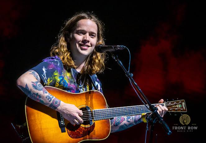Crowd at a Billy Strings show
